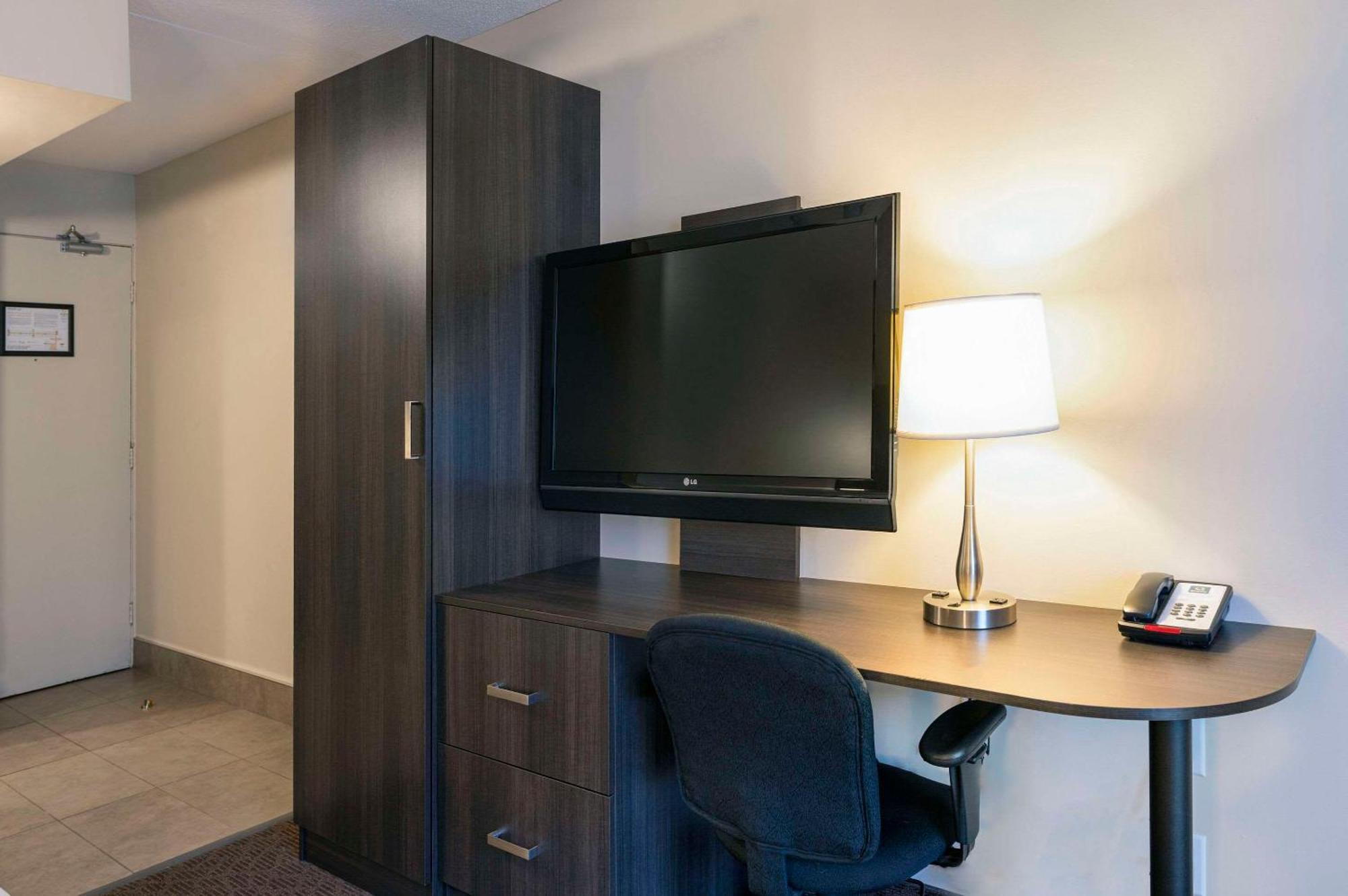 Quality Inn & Conference Centre Kingston Central Exteriör bild